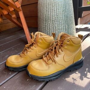 Nike youth winter sneaker boots (4.5Y)